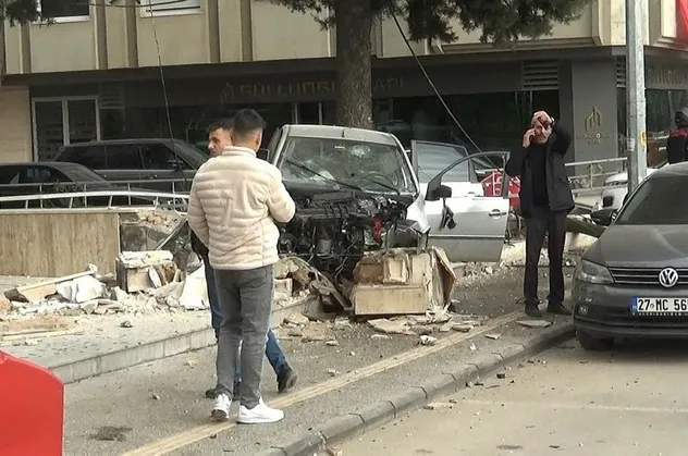 Gaziantep'te kontrolden çıkan araç dehşet saçtı! Bahçe duvarına girdi: 4 yaralı