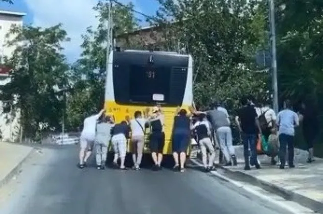 Bakım ihalesinin CHP milletvekili Özgür Karabat'a verildiği İETT'de 2021 yılında otobüsler tam 158.657 kez arıza yaptı