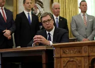 Sırbistan Cumhurbaşkanı Aleksandar Vucicten ne imzaladım ben bakışı! Trumpın açıklaması sırasında şoka girdi