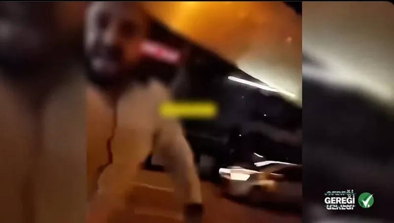 esenyurtta-kafa-atip-cam-kiran-trafik-magandasina-yakalandi-hem-ehliyetten-oldu-hem-arabadan-1769335814572.jpeg Esenyurt'ta kafa atıp cam kıran trafik magandası yakalandı: Hem ehliyetten oldu hem arabadan-2