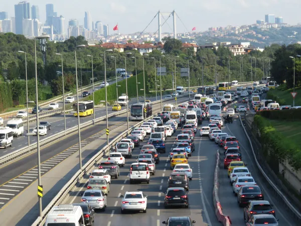 kurban-bayrami-tatili-donusu-istanbulda-trafik-eski-gunlerine-dondu-yogunluk-havadan-goruntulendi-1627280514705.jpg Kurban Bayramı tatili dönüşü İstanbul'da trafik eski günlerine döndü! Yoğunluk havadan görüntülendi-6