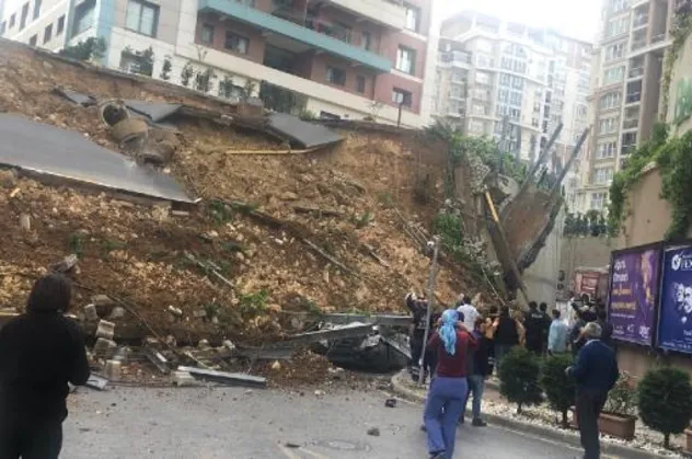 Başakşehir Kayaşehir'de istinat duvar çöktü!