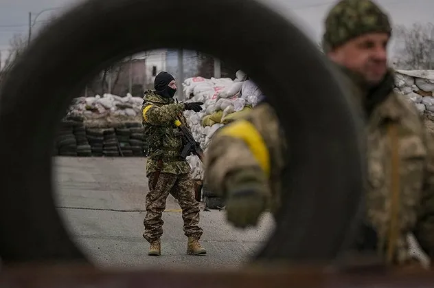 Dakika dakika Rusya-Ukrayna savaşı! Peş peşe yaptırım kararları! Zelenskiy'den 'savaşacağız' çıkışı...