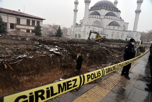 temel-icin-kazi-basladi-cikan-iskelet-parcalari-alarma-gecirdi-1613384889865.jpg Temel için kazı başladı! Çıkan iskelet parçaları alarma geçirdi-6