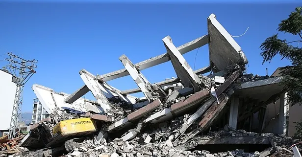 Hatay’da korku dolu anlar | 7 katlı bina yıkım sırasında iş makinesinin üzerine devrildi