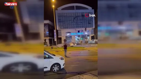 Ümraniye'de İETT otobüsüne otomobil çarptı: 1'i ağır 2 yaralı