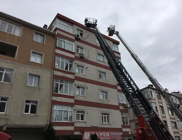 Güngören’de 5 katlı binada yangın paniği