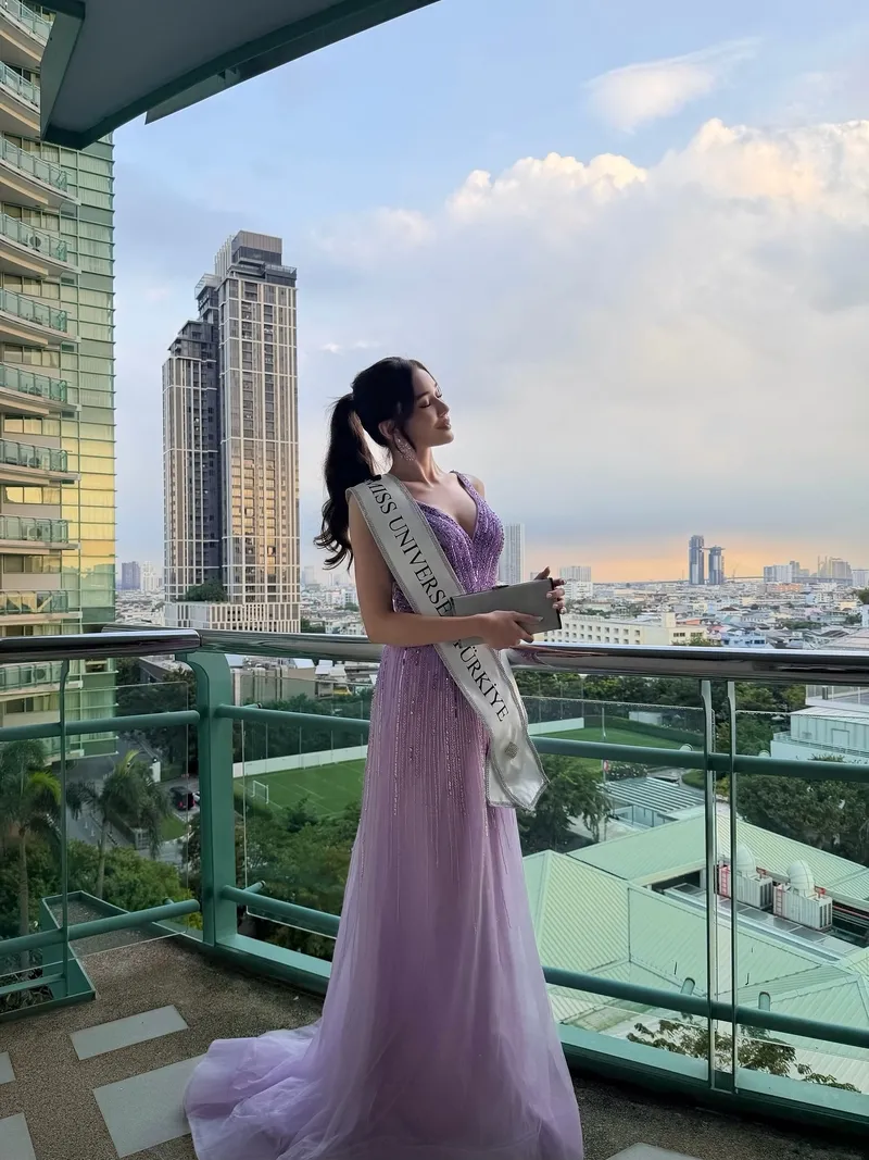 miss-universe-turkiye-adayi-ceren-arslan-turk-bayragini-istedi-guvenlik-izin-vermedi-1763644365918.jpg Kaynak: Sosyal medya