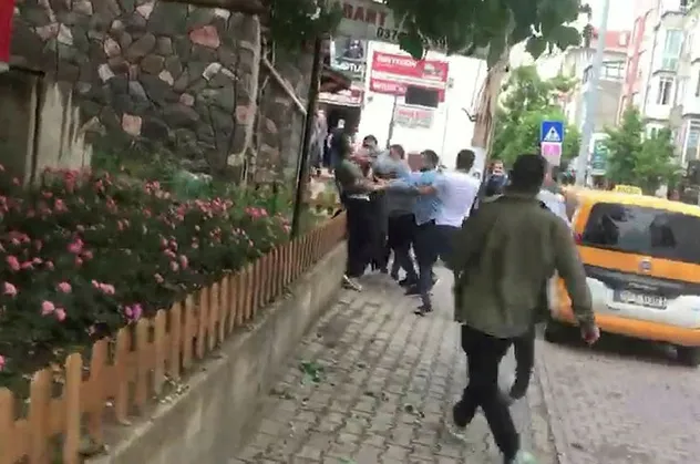 Yanlış anlaşılmanın kurbanı oldu! Eşi ve baldızıyla tartışan gence linç girişimi