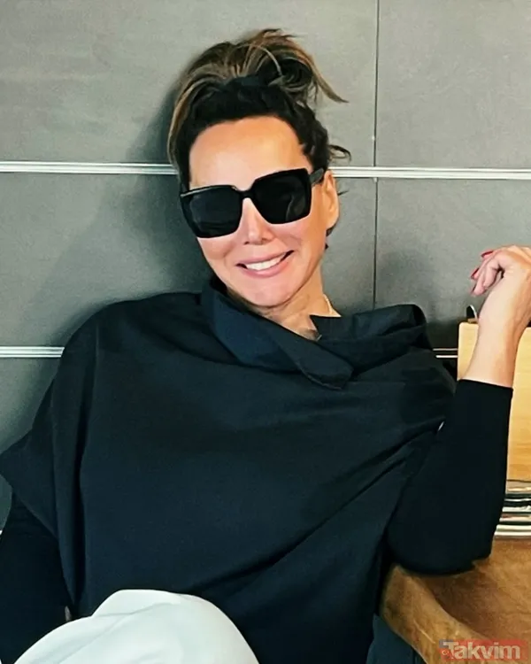 Özel Hayatını Gözlerden Uzak Yaşayan Ve Sahnelere Veda Eden Asena, Sosyal Medya Paylaşımlarıyla Sık Sık Sevenleriyle Etkileşim Kurmayı İhmal Etmedi.