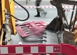 İstanbul’da kazada kepçenin dişlisine saplanan motosikletli genç ağır yaralandı