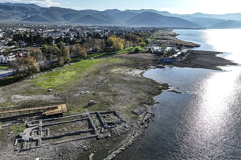 Aziz Neophytos adına inşa edildiği belirlenen batık bazilika kalıntısı. (AA)