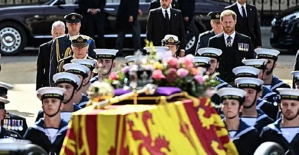 Prens Harry üniforma ile sadece tabutun başında 15 dakika nöbet tutabildi