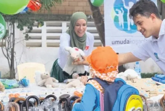 Gamze Özçelik'ten alkışlık hareket! Afrika'lı minikleri sevindirdi-2