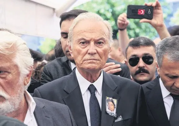 Türk sinemasının büyük efsanesi Cüneyt Arkın, gözyaşlarıyla toprağa verildi-7