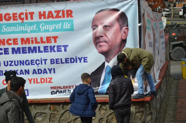 Şırnak'ta duygulandıran görüntü! 15 yaşındaki çocuk, Başkan Erdoğan'ın kirlenen afişini temizledi-4