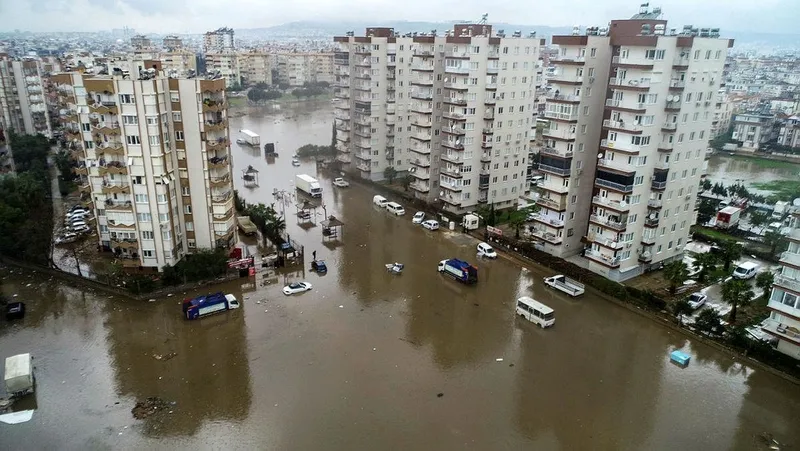 Antalya'yı sağanak vurdu! Bir kişinin cansız bedenine ulaşıldı! 5 ilçede okullar tatil-7