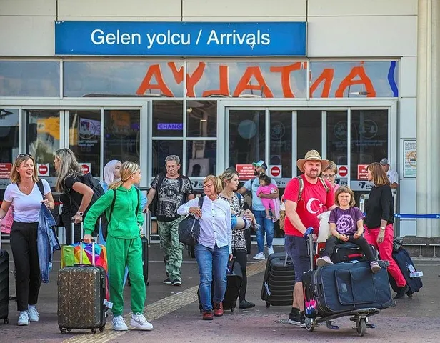 antalyaya-turist-yagmuru-6-milyonu-gecti-1688728172559.jpeg Antalya'ya turist yağmuru! 6 milyonu geçti-1