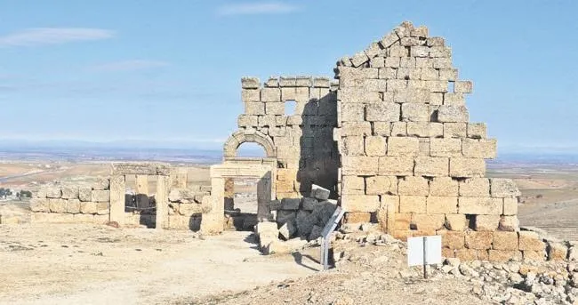 Bacağı kesildi ama o yılmadı: Doktora öğrencisi depremzede Aylin, protezi ile üniversiteye döndü!-3