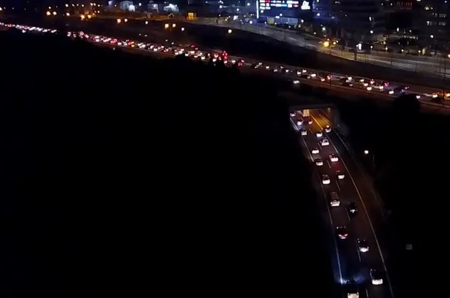 SON DAKİKA: Tam kapanma öncesi İstanbul'da trafik yoğunluğu geceden başladı!