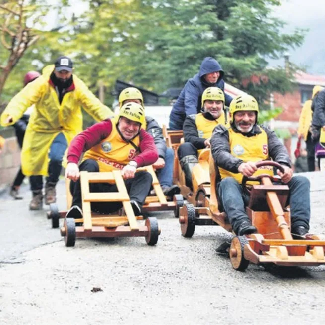 Rize’de 15. Laz Ralli Tahta Araba Yarışları yağmur altında yapıldı