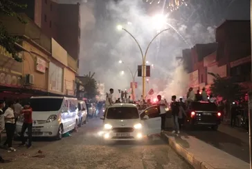 Amedspor'un galibiyet kutlamalarında yangın! 3 iş yeri ve 1 araç yandı: 1 itfaiye eri yaralandı