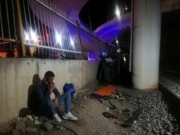 10 metreden tren raylarına uçtu! İzmir Bayraklı'da korkunç olay-1