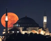 ’Süper Ay’ İstanbul ve Ankara’da geceyi aydınlattı