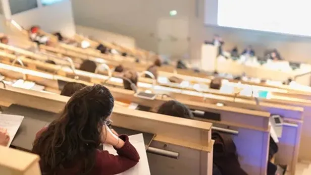 universitelerde-yuz-yuze-egitim-basliyor-sinavlar-ve-telafi-egitim-nasil-yapilacak-hibrit-model-1631481924440.jpeg