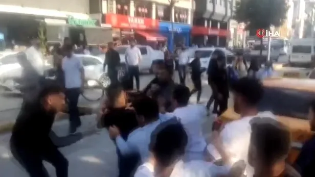 Van'ın en işlek caddesinde bir kadının fotoğrafının çekildiği iddiası ortalığı karıştırdı! Tekme, tokat, yumruk...-4