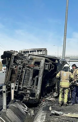 Devrilen tır alev aldı! Sürücü feci şekilde can verdi