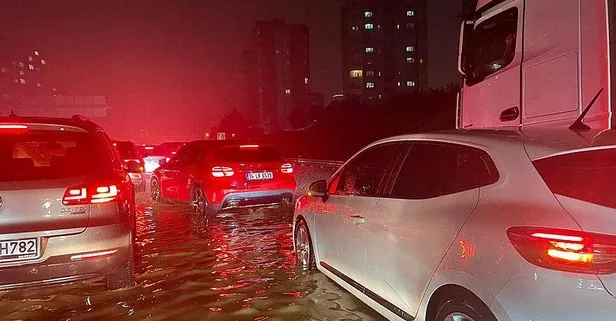 İstanbul'u sağanak vurdu CHP'li İBB yine sınıfta kaldı: AKOM uyarı bile yapmadı! Vatandaştan çığ gibi tepki! Hizmet yok, icraat yok