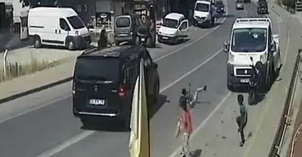 Feci görüntü! Yolun karşısına geçmeye çalışan çocuğa minibüs çarptı
