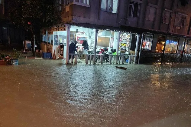 İzmir'i yağmur ve fırtına vurdu: Sokaklar göle döndü