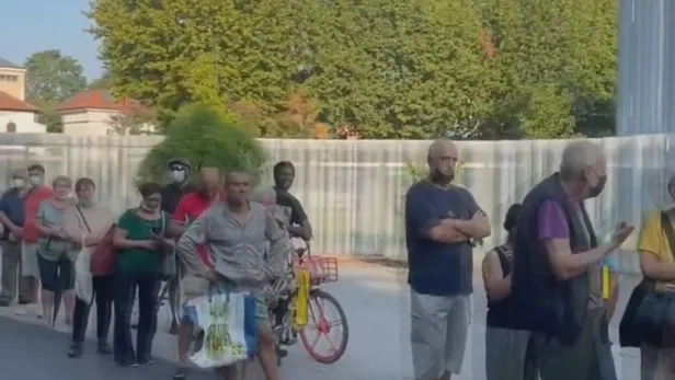 avrupada-aclik-ve-gida-krizi-derinlesiyor-italyanin-finans-baskenti-milanoda-yardim-kuyruklari-sosyal-medyaya-1661802194268.jpeg Avrupa'da açlık ve gıda krizi derinleşiyor! İtalya'nın finans başkenti Milano'da yardım kuyrukları sosyal medyaya yansıdı-4