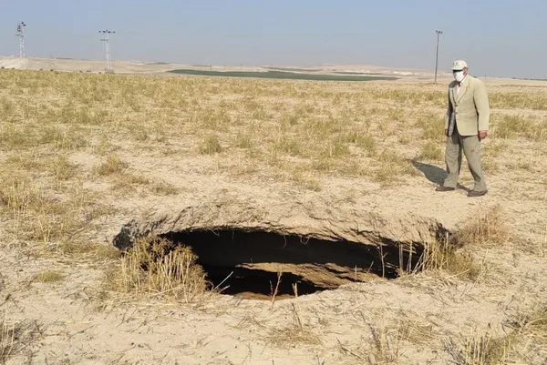 konyanin-karapinar-ilcesinde-15-metre-derinliginde-obruk-olustu-1605511859252.jpg Konya'nın Karapınar ilçesinde 15 metre derinliğinde obruk oluştu-5