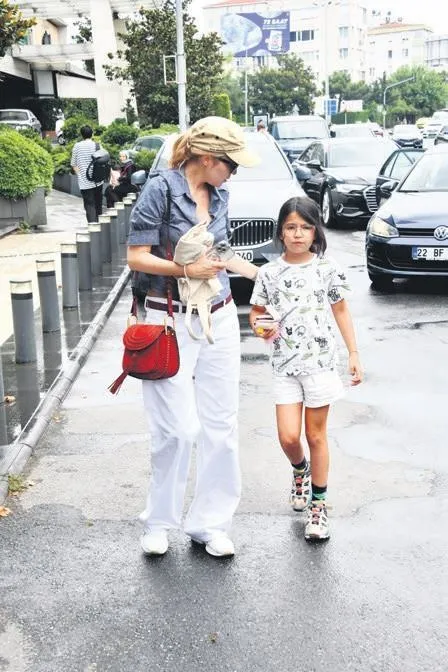 Selma Ergeç kızıyla görüntülendi | İngilizce diyalog dikkatlerden kaçmadı-1