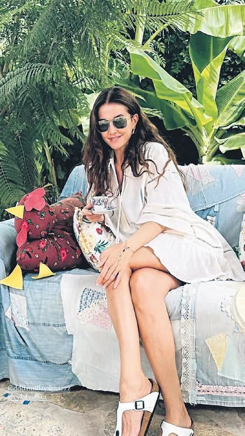 sevgilisiyle-goruntulenen-merve-bolugur-fast-food-zincirinden-hamburger-menu-yerken-goruntulendi-saklambac-hab-1661375903569.jpeg Merve Boluğur fast food zincirinden hamburger menü yerken görüntülendi |Saklambaç haberleri-2