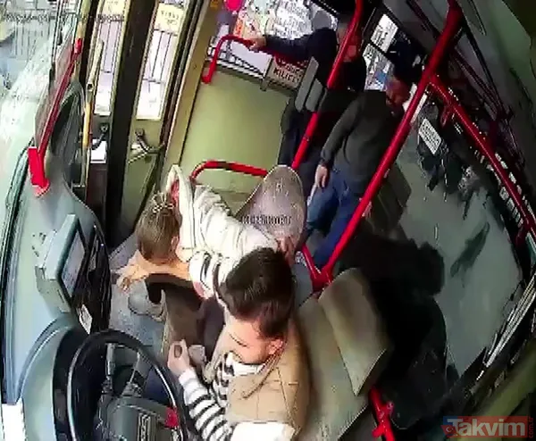 Adana'da Özel Halk Otobüsü Şoförü Mehmet A. (26), Boşanma Aşamasındaki Eşi Sabriye A. (26) Tarafından Direksiyon Başında Saldırıya Uğradı.