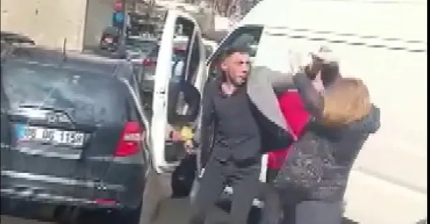 Kadıköy’de olay görüntüler: Trafikte tartıştığı kadın sürücünün üzerine yürüdü