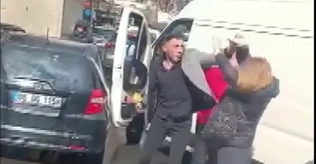 Kadıköy'de olay görüntüler: Trafikte tartıştığı kadın sürücünün üzerine yürüdü