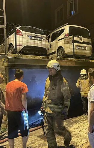 Ümraniye'de kapalı otoparkta yangın! 6 araç zarar gördü