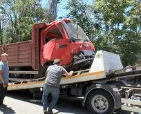 İstanbul’da hafriyat yüklü kamyon devrildi