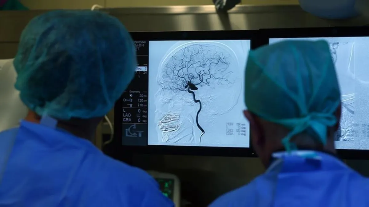 Bacağında yaşadığı ağrıyla doktora giden adam beyninin yarım olduğunu öğrendi!