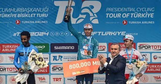 Cumhurbaşkanlığı Bisiklet Turu’nda madalyalar sahiplerini buldu! Bakan Bak bizzat taktı...  Türkiye’nin turizm bölgelerini tanıtıyoruz