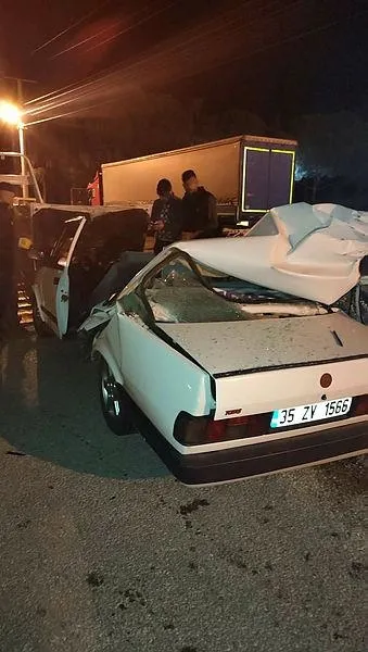 Tıra arkadan çarpan otomobil ikiye bölündü