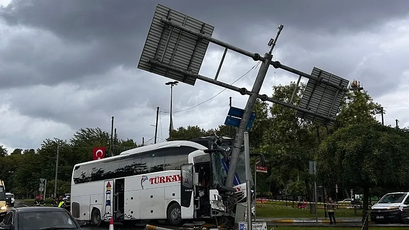 eyupsultanda-yolcu-otobusu-kaza-yapti-1784961771853.jpeg Eyüpsultan'da yolcu otobüsü kaza yaptı-2