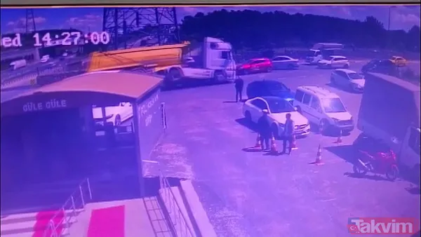 Sultanbeyli'de facianın eşiğinden dönüldü! Hafriyat kamyonu otomobilin üzerinde devrildi - 6