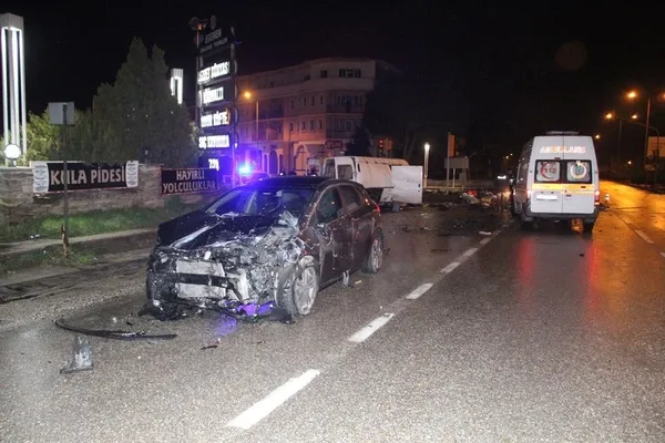 manisa-kulada-otomobil-ile-hafif-ticari-arac-carpisti-motor-yola-savruldu-1646797197474.jpg Manisa Kula'da otomobil ile hafif ticari araç çarpıştı! Motor yola savruldu-5