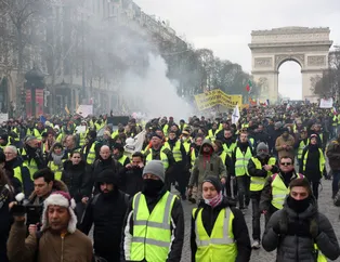 Paris sokakları karıştı! Gösterilerde bir kişinin kolu koptu...